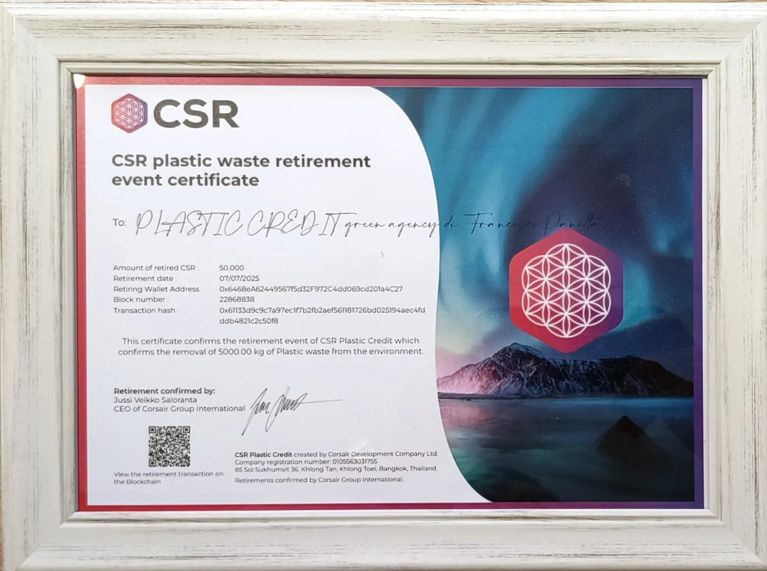 Il certificato di ritiro dei crediti CSR incorniciato nella nostra agenzia, intestato a Plastic Credit green agency: 50.000 crediti ritirati il 07/07/2025, pari a 5.000 kg di plastica, con hash della transazione e conferma del programma.