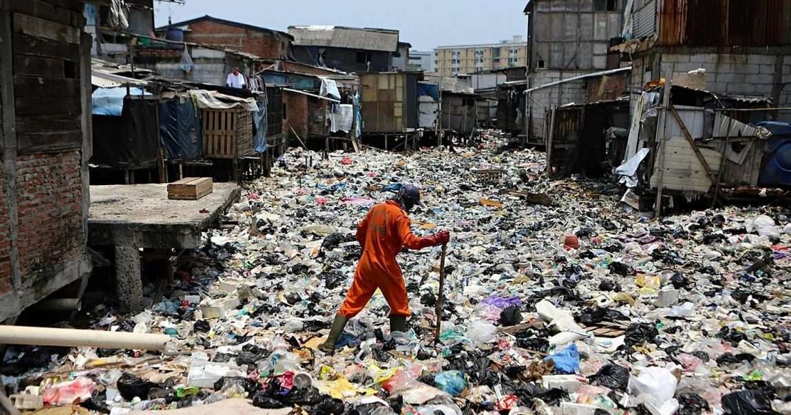 Un paesaggio urbano invaso dalla plastica, una triste realtà per molte città dei paesi in via di sviluppo. L'inquinamento da plastica sta distruggendo l'ambiente e minacciando la salute della comunità, ma l'azione è ancora necessaria per affrontare questa crisi globale.